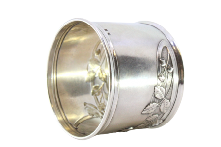  Argola de guardanapo em prata com motivos florais relevados envolvendo cartela para monograma.